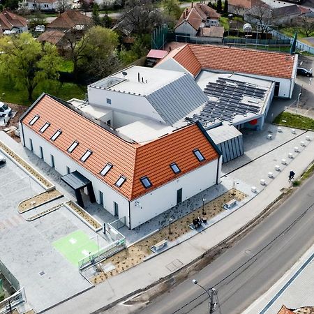 Eleven Business & Sport Hotel Jaszarokszallas Dış mekan fotoğraf