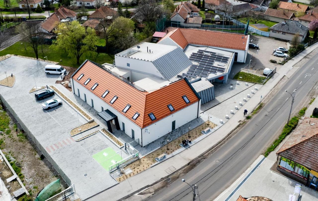 Eleven Business & Sport Hotel Jaszarokszallas Dış mekan fotoğraf