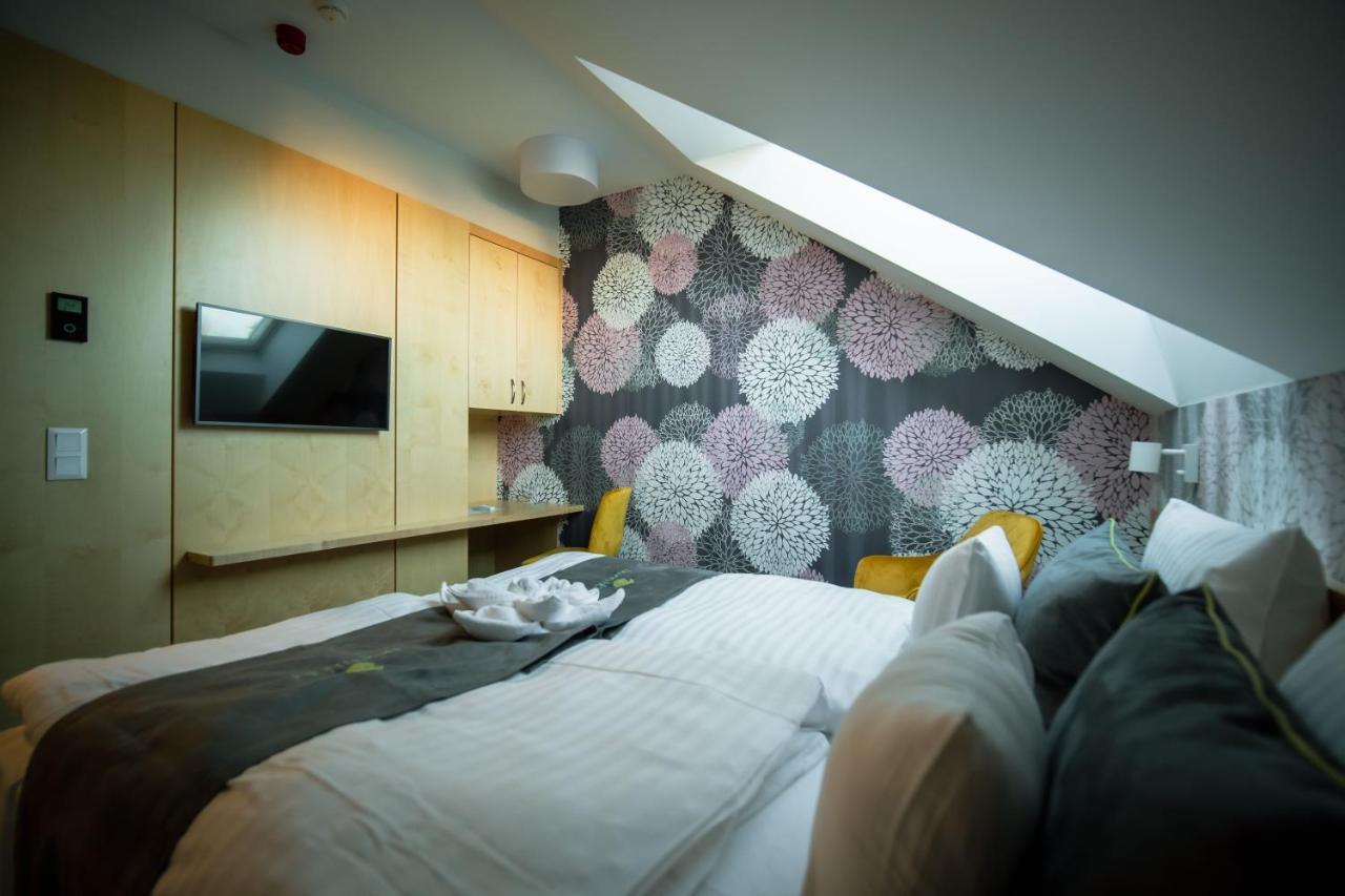 Eleven Business & Sport Hotel Jaszarokszallas Dış mekan fotoğraf