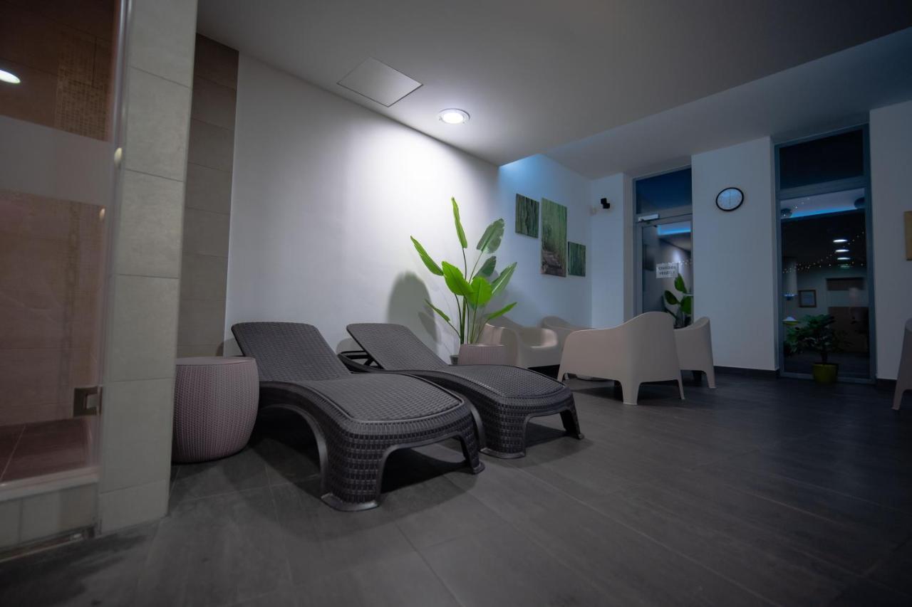 Eleven Business & Sport Hotel Jaszarokszallas Dış mekan fotoğraf