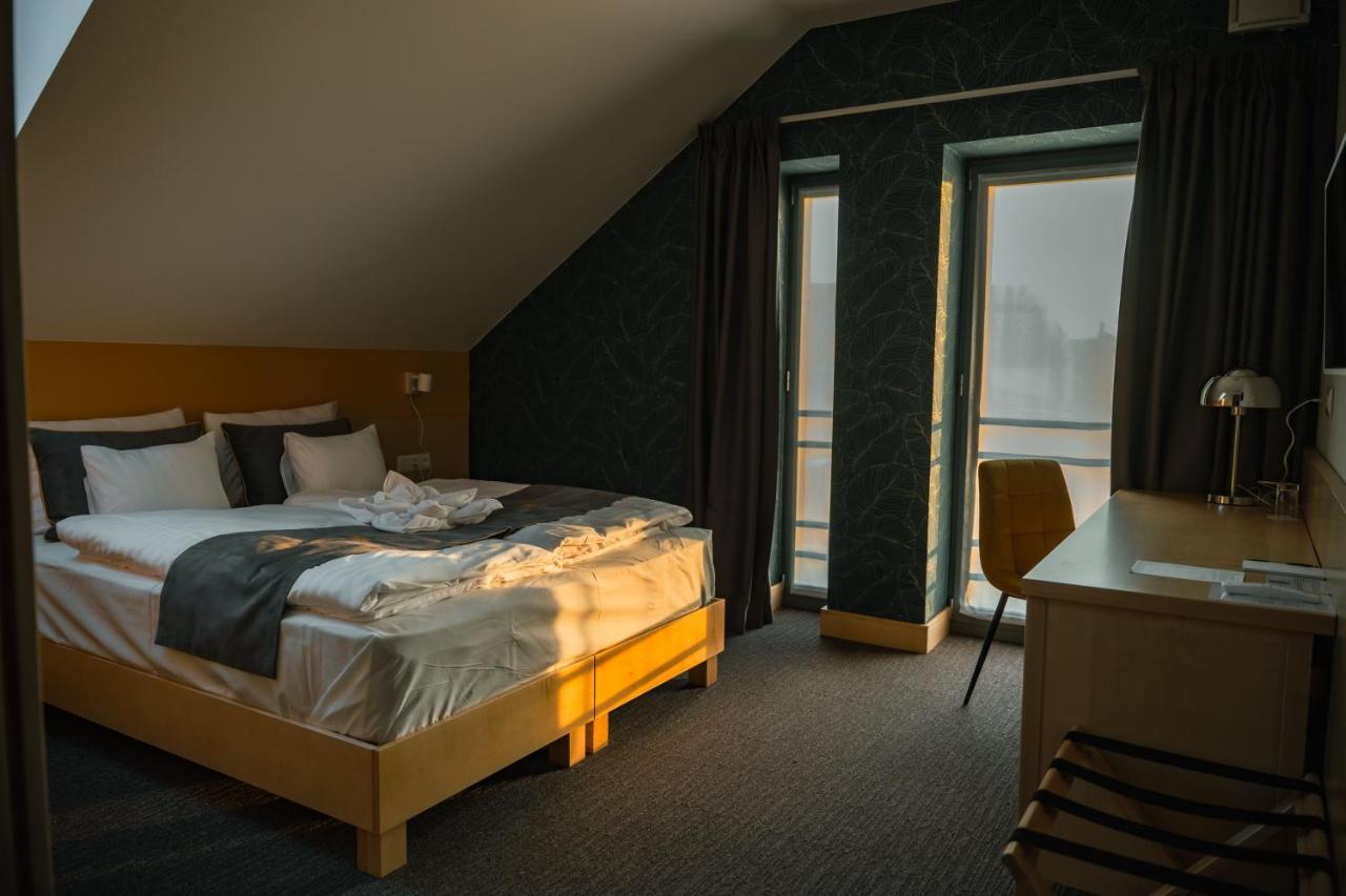 Eleven Business & Sport Hotel Jaszarokszallas Dış mekan fotoğraf