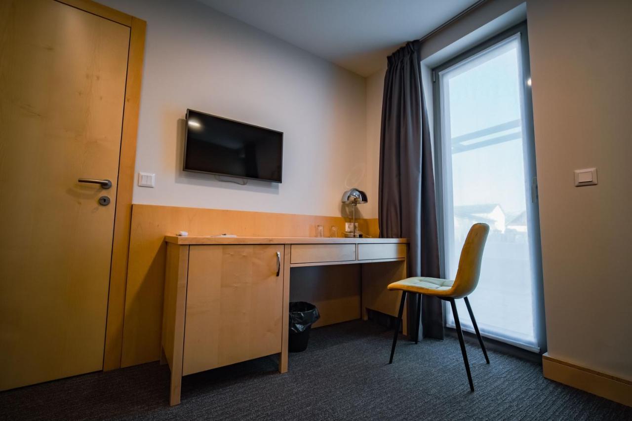 Eleven Business & Sport Hotel Jaszarokszallas Dış mekan fotoğraf