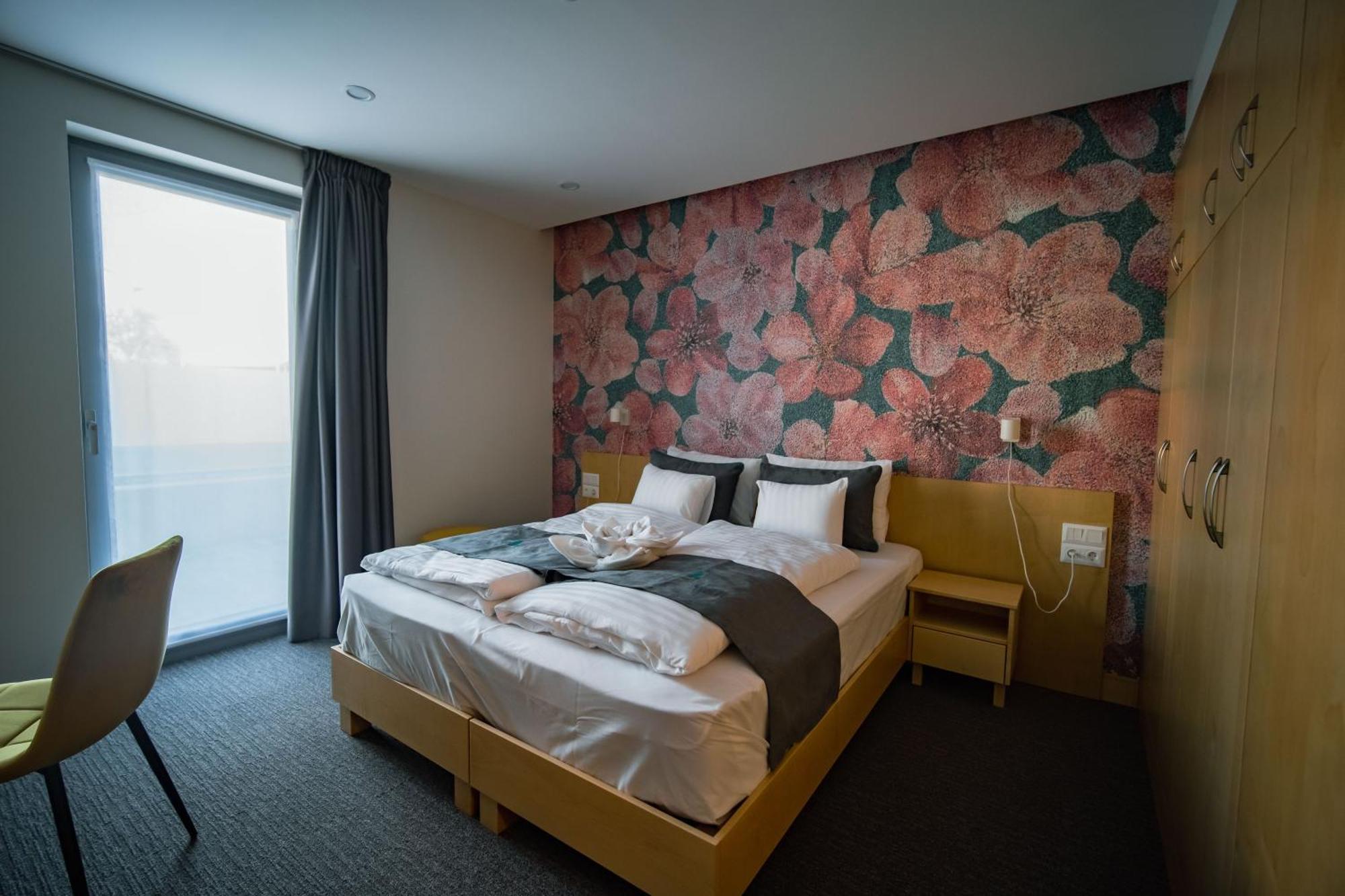 Eleven Business & Sport Hotel Jaszarokszallas Dış mekan fotoğraf
