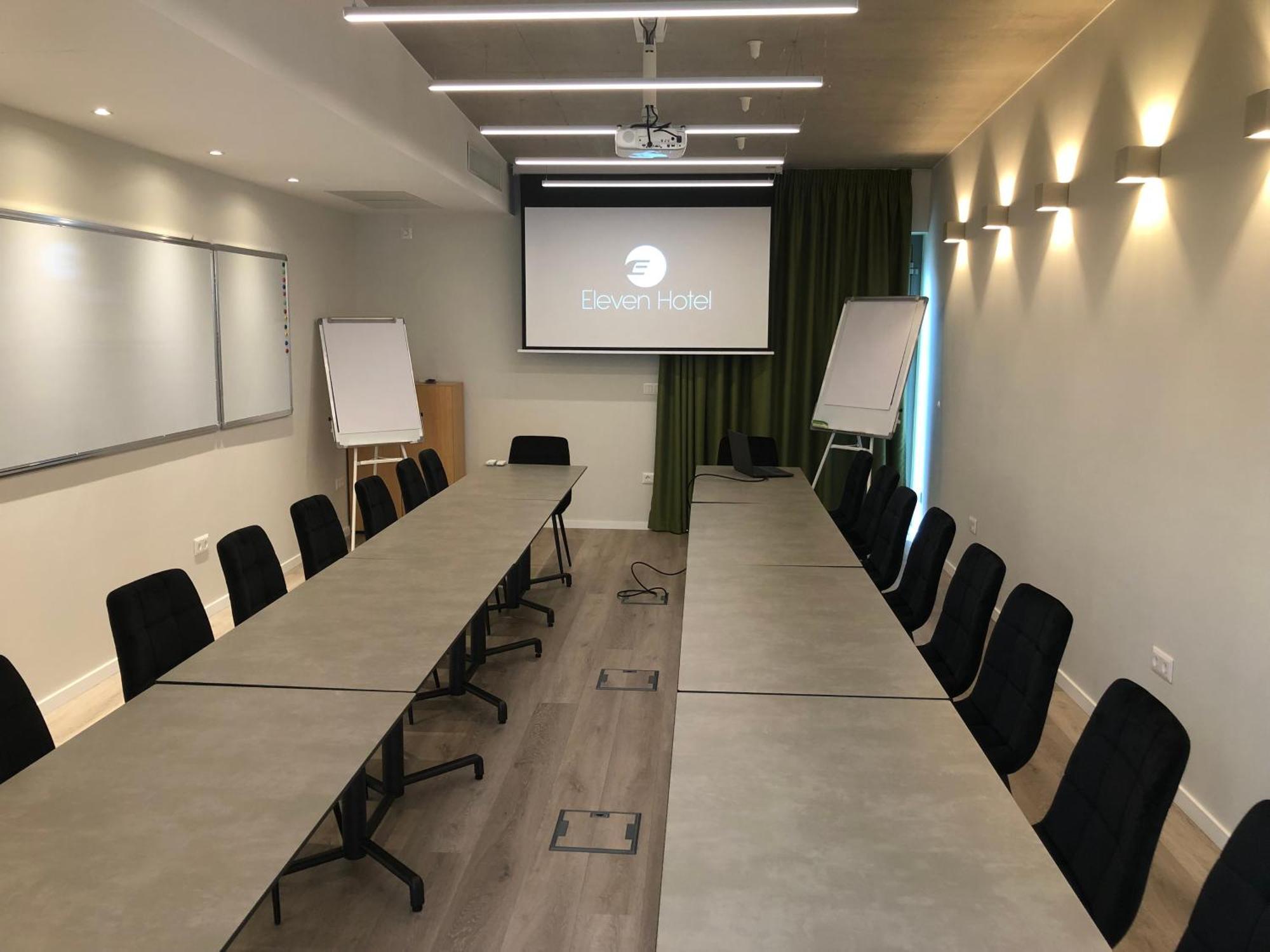 Eleven Business & Sport Hotel Jaszarokszallas Dış mekan fotoğraf