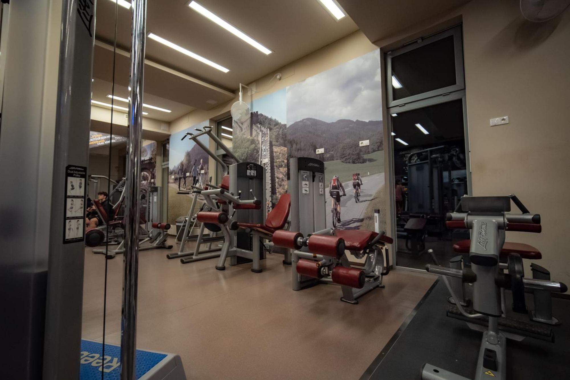 Eleven Business & Sport Hotel Jaszarokszallas Dış mekan fotoğraf