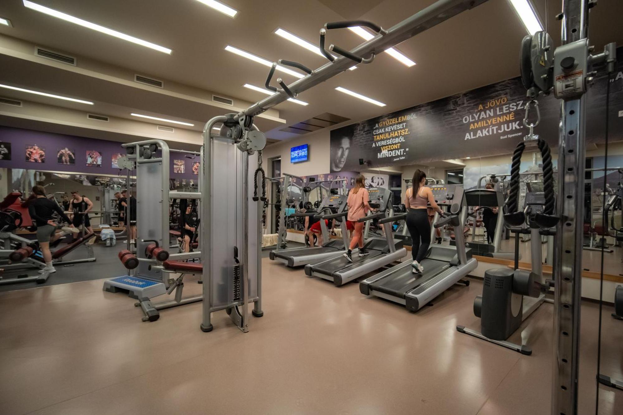 Eleven Business & Sport Hotel Jaszarokszallas Dış mekan fotoğraf